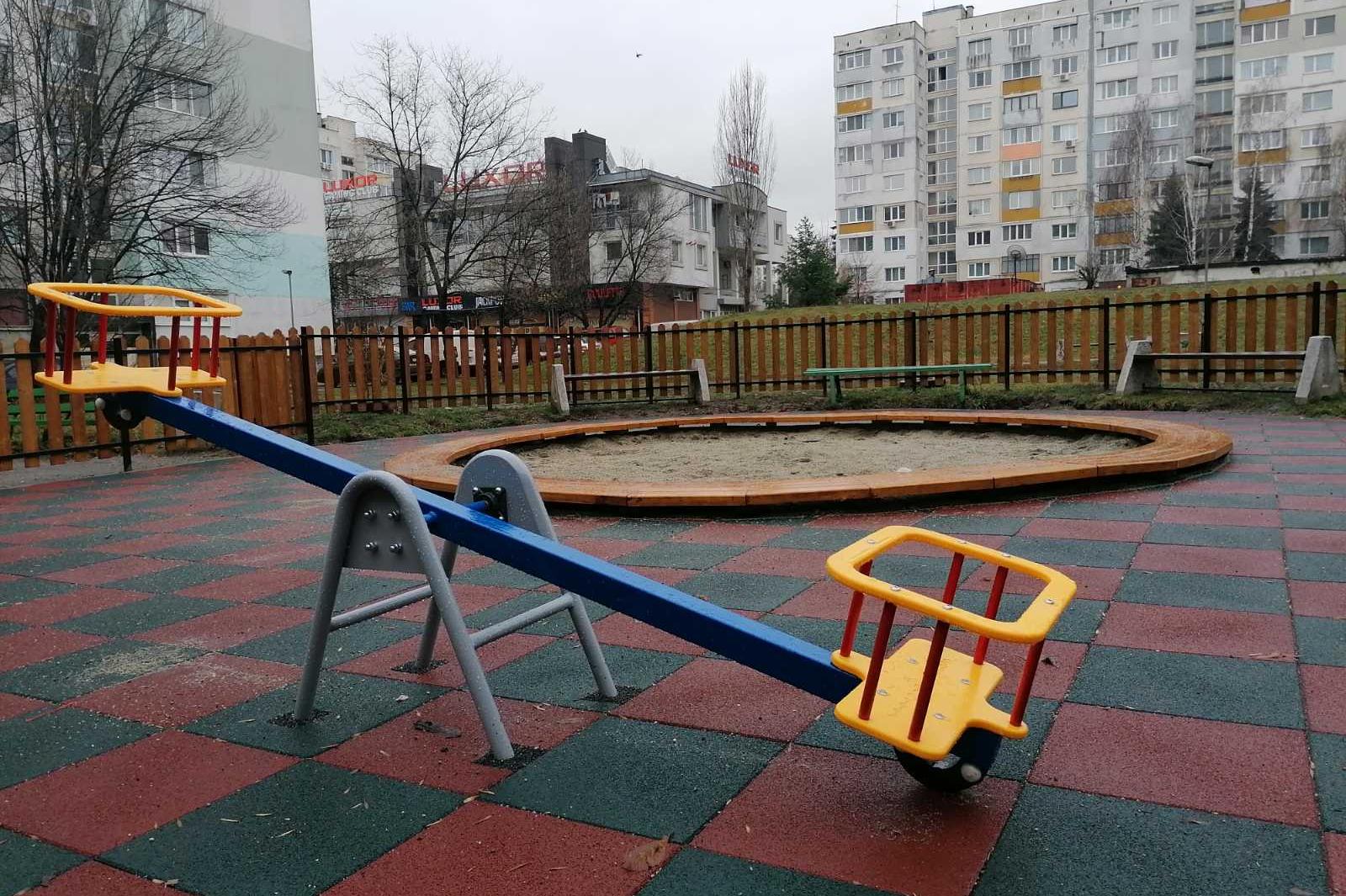 Обновиха детска площадка в Дружба 2 (СНИМКИ)