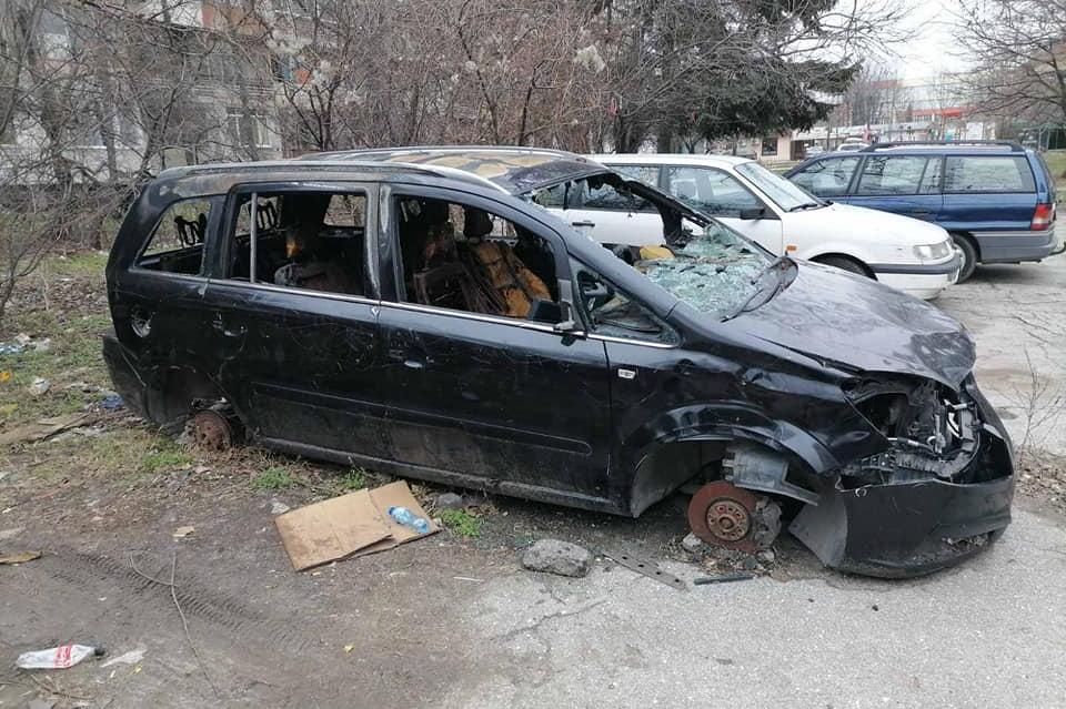 Стар автомобил се разпада в Толостой