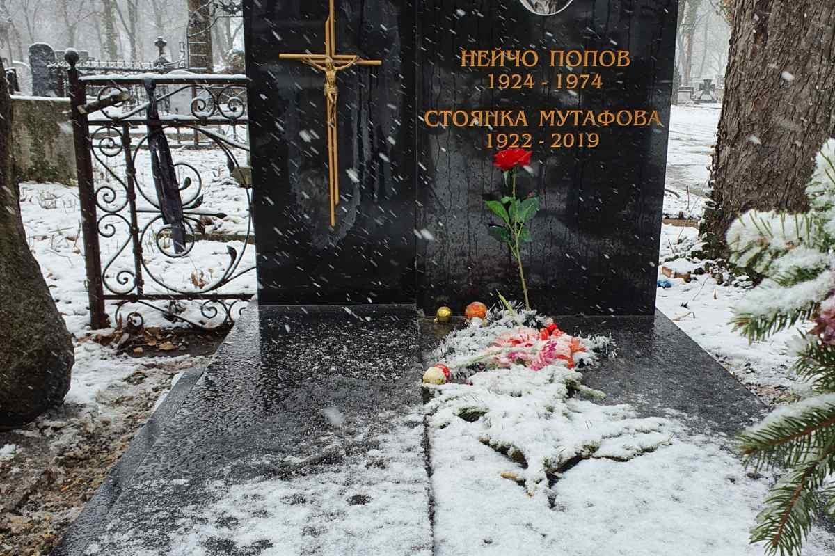 Възстановиха кръста от поругания гроб на Стоянка Мутафова