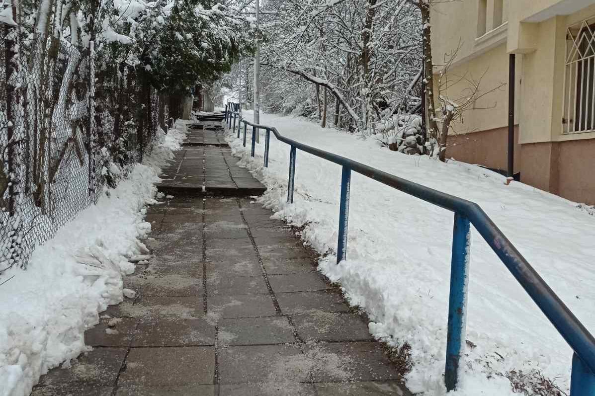 Мини снегорини чистят тротоари и улици в Лозенец (СНИМКИ)