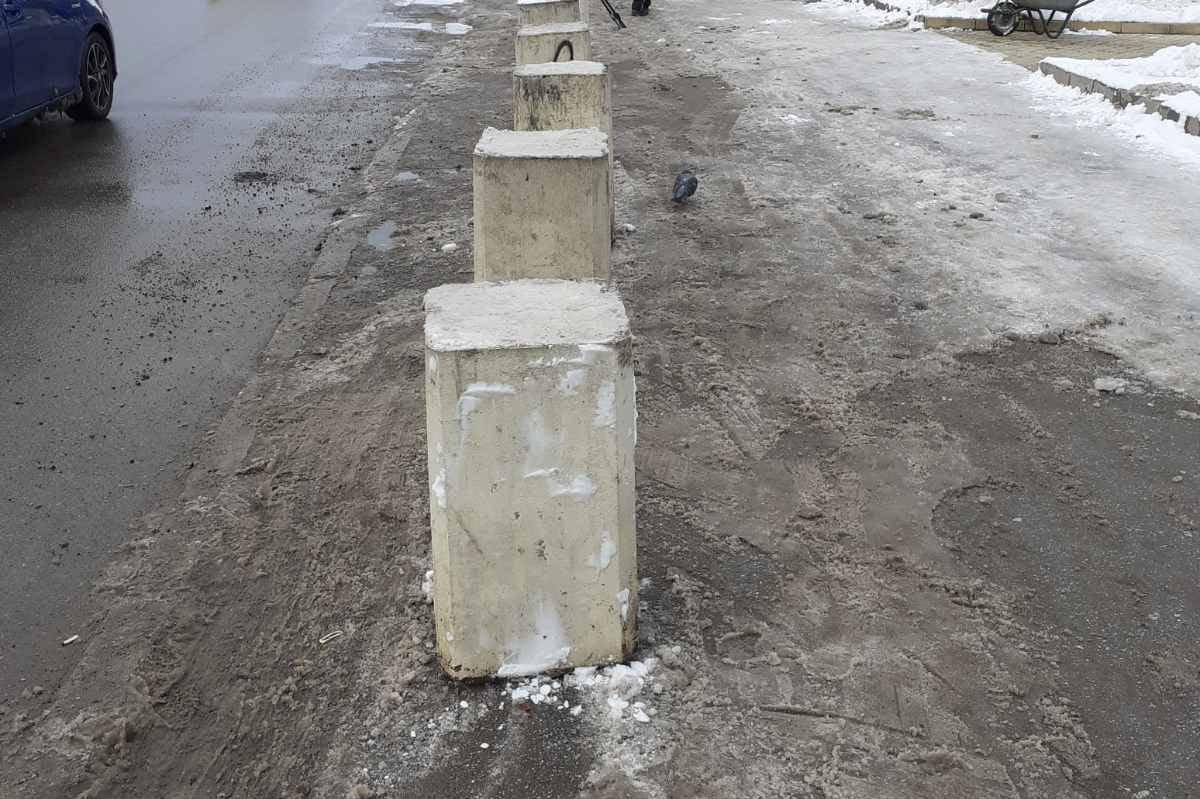 Разполагат бетонни препятствия на тротоарите на бул. Тодор Каблешков