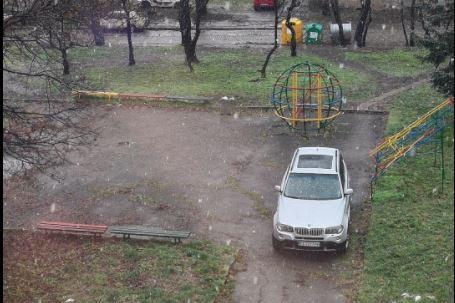 Столичанин паркира джипа си на детска площадка в Красна поляна