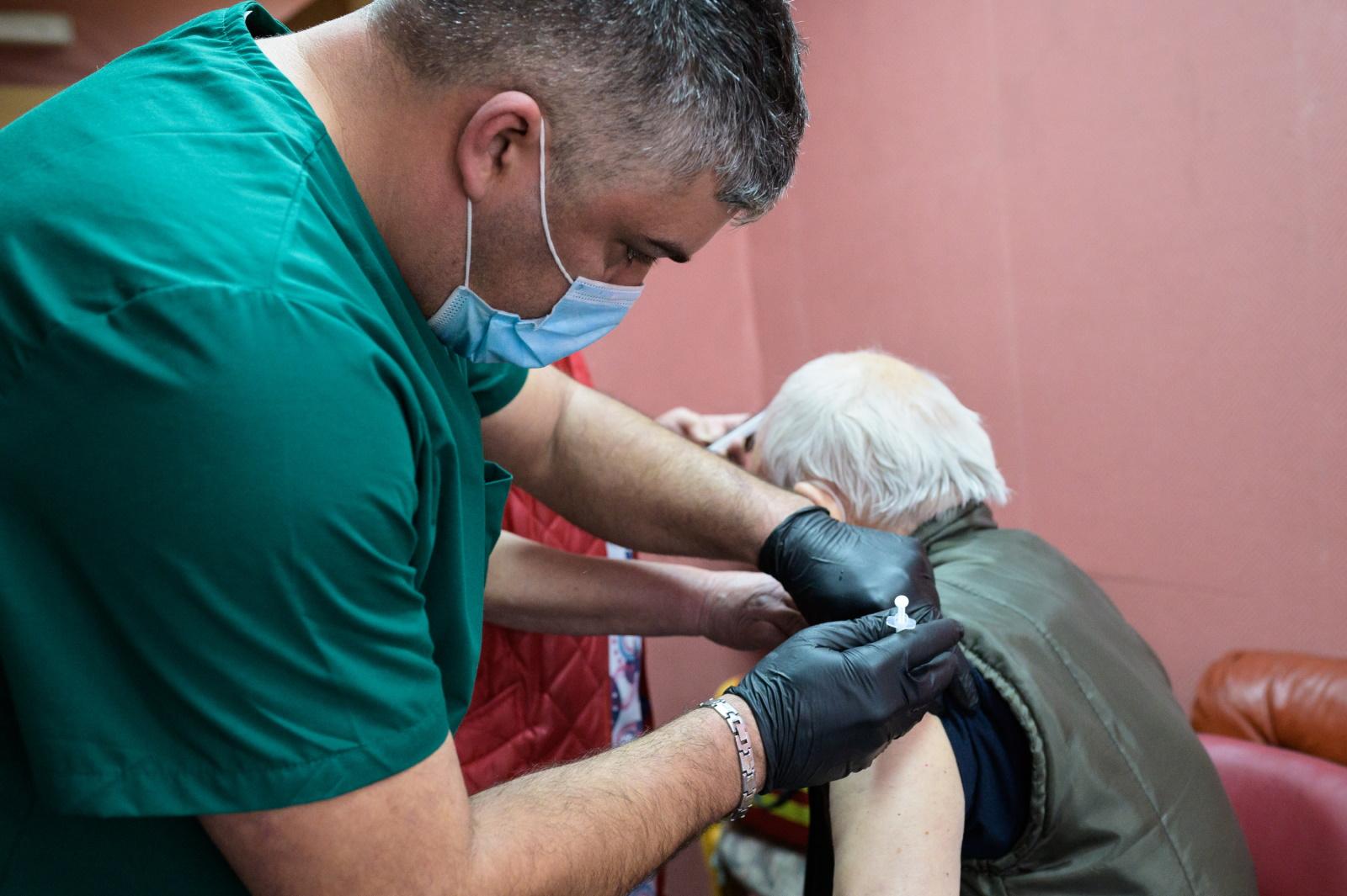197 души от домовете за възрастни хора в София са ваксинирани (СНИМКИ)