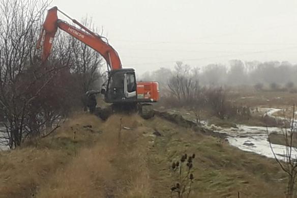 10 екипа на АПП  отводняват критични точки в Нови Искър, Требич, Мировяне и