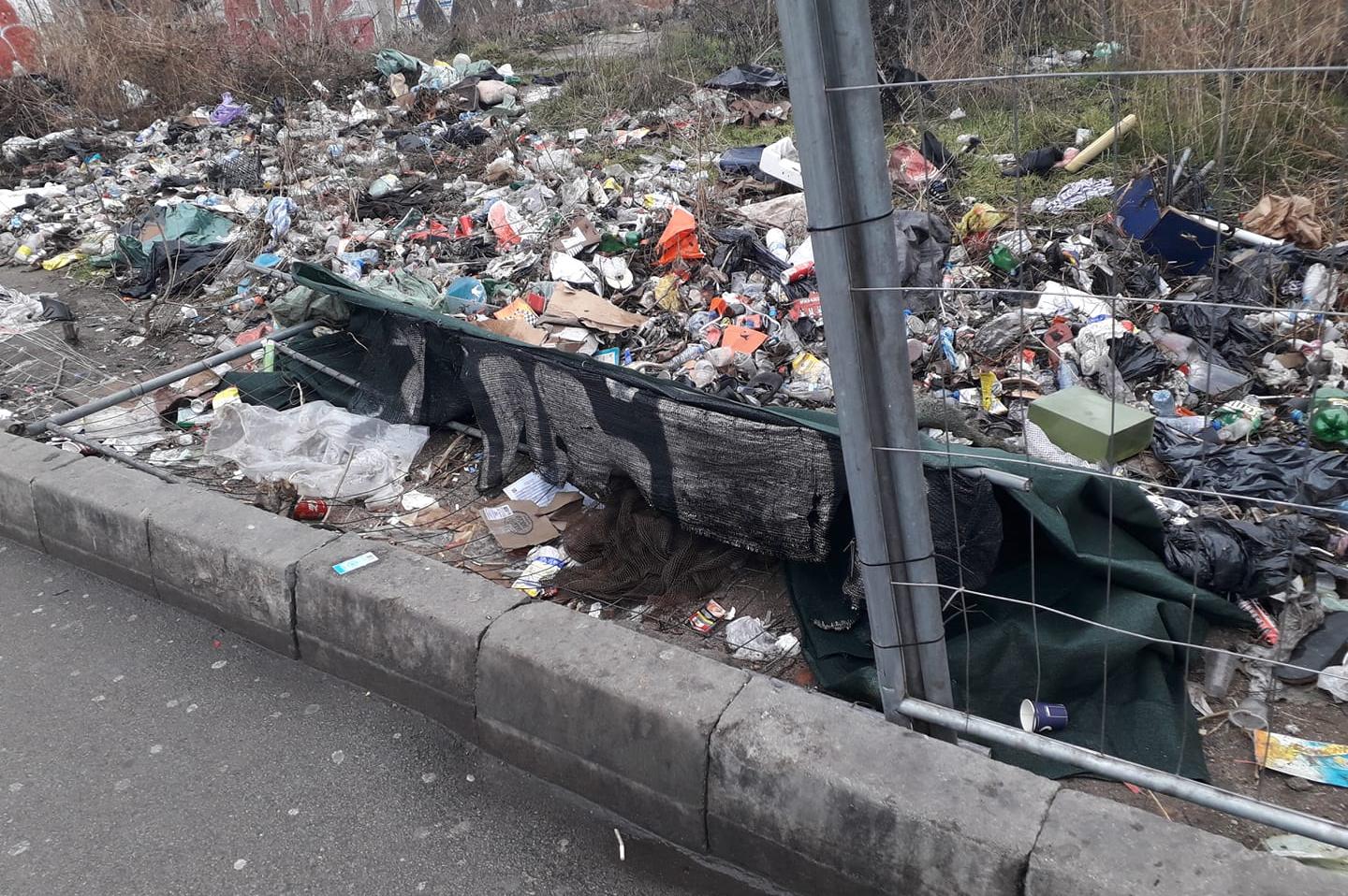Камара с отпадъци край спирка на Лъвов мост