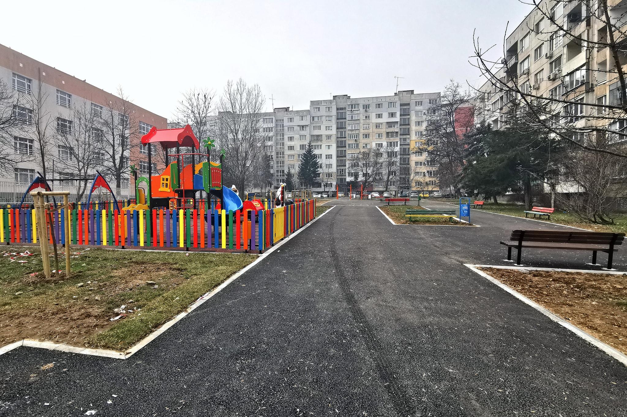 "Безопасни детски площадки с  „класна стоя на открито“ в София по проект „А