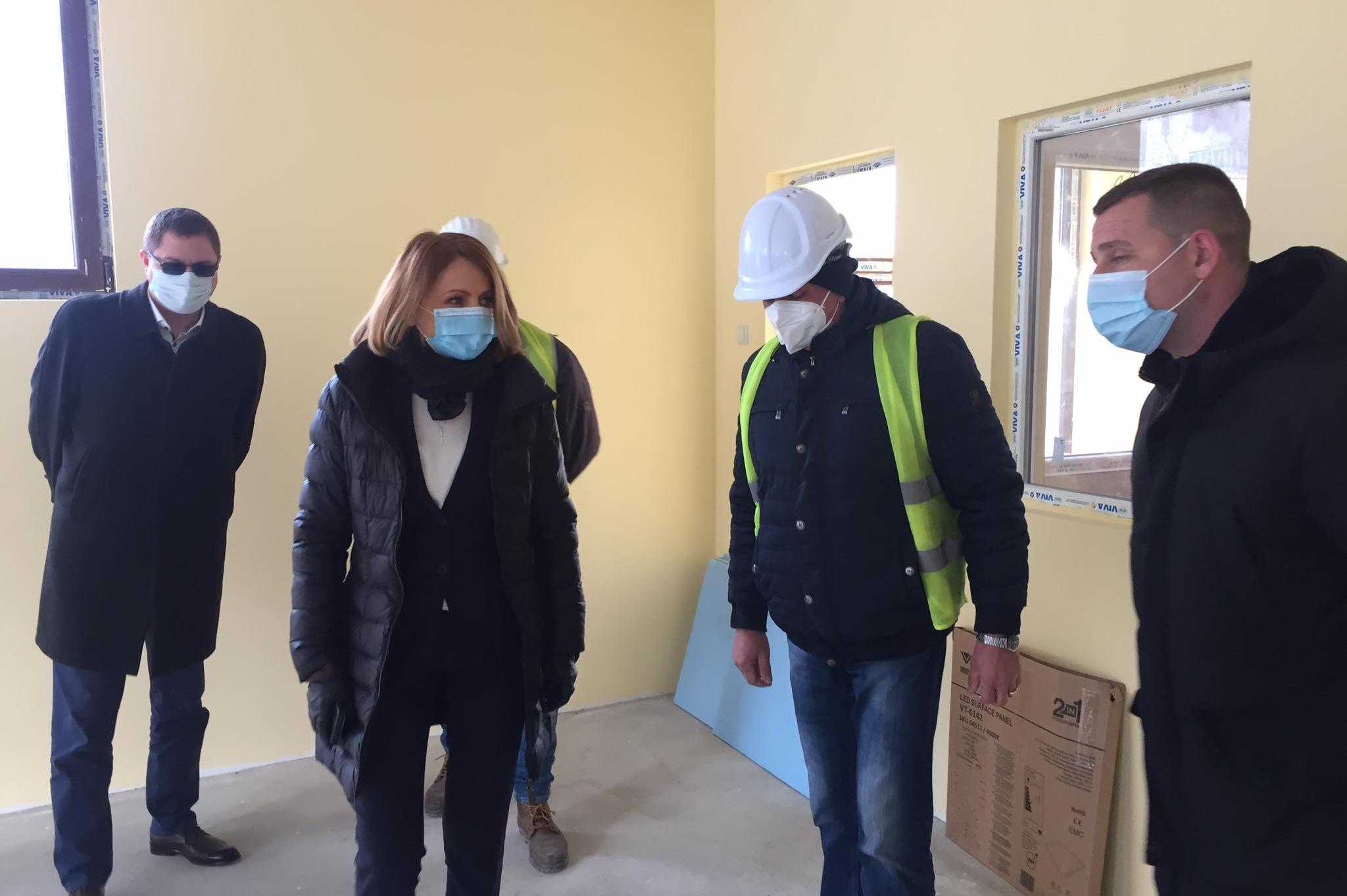 Кметът Фандъкова провери строителството на детска градина в Овча купел
