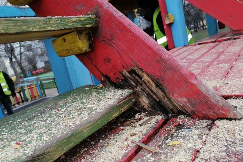 Махнати са изгнили съоръжения от детска площадка в "Лагера"