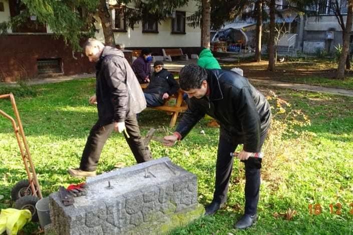 Граждани възстановиха паметник в Изгрев, вандали пак го разбиха