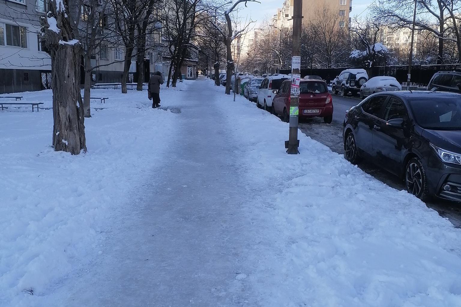 Столичанин изчисти от лед тротоара на "Дойран" в Красно село