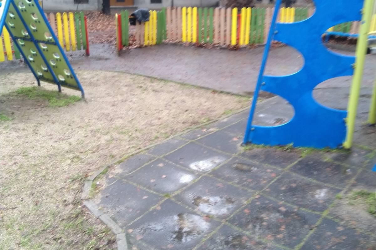 Почистиха детската площадка на ул. Черковна и бул. Ситняково(СНИМКИ)