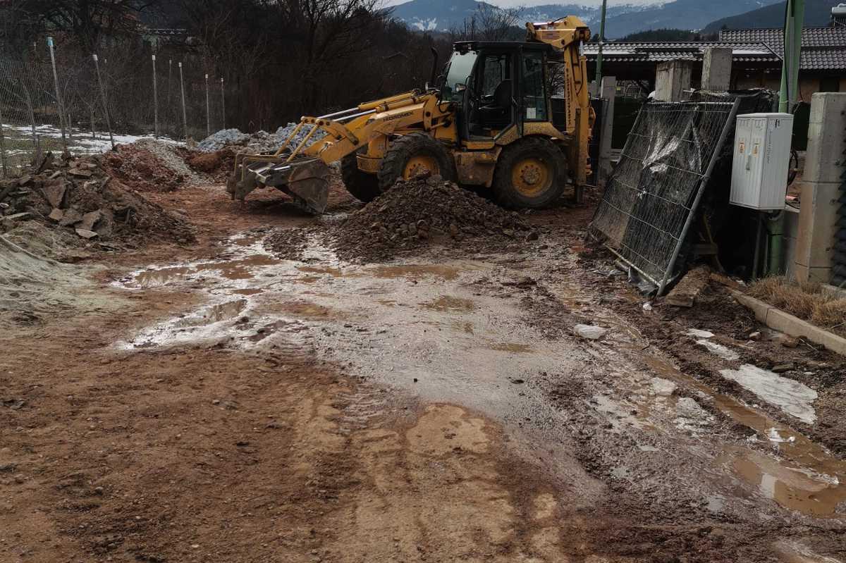 Фирма замърси със строителни отпадъци ул. Скални мостове