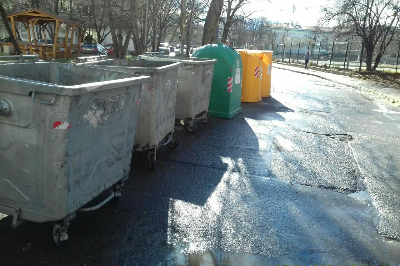 Доброволци почистиха зелените площи до ул. Зографски манастир (СНИМКИ)