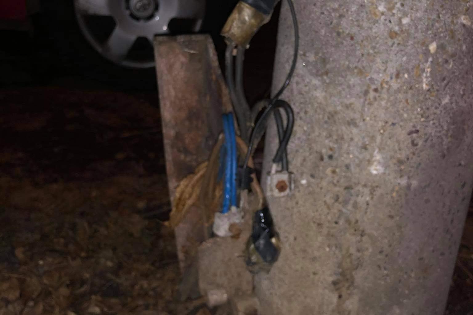 Опасни кабели до детска площадка в Красно село удариха с ток куче (СНИМКИ)