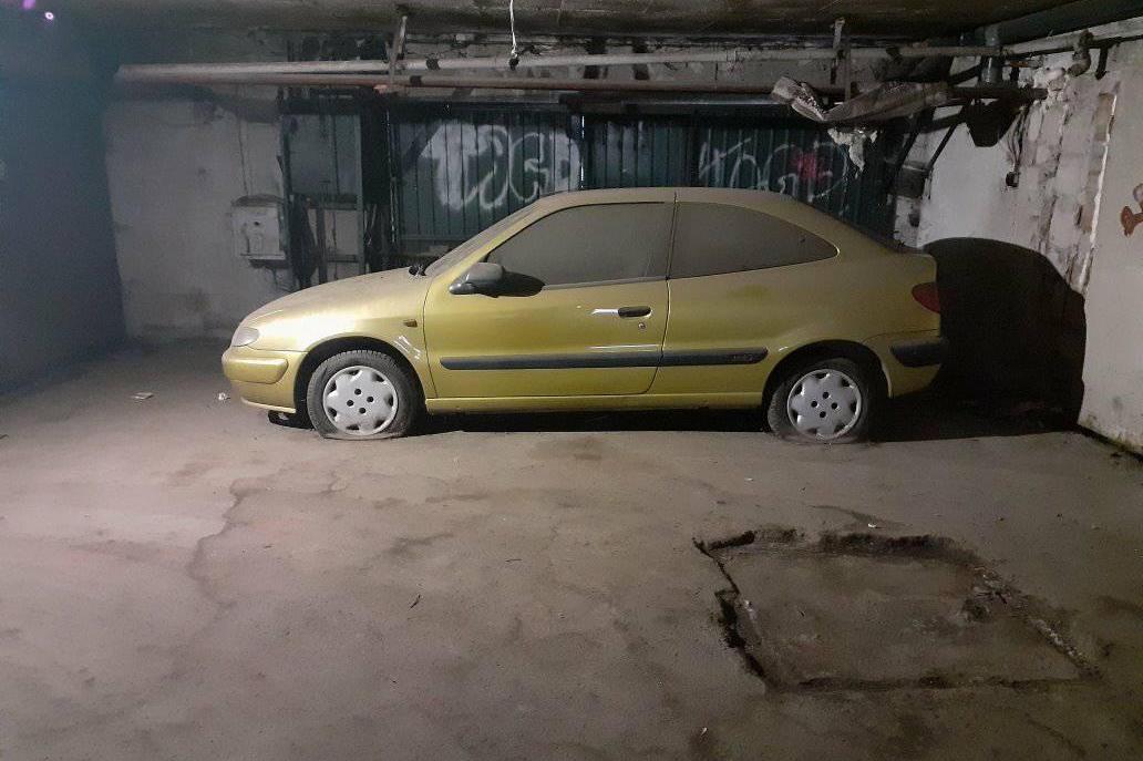 Изоставени автомобили се разпадат в подземен гараж в Гоце Делчев