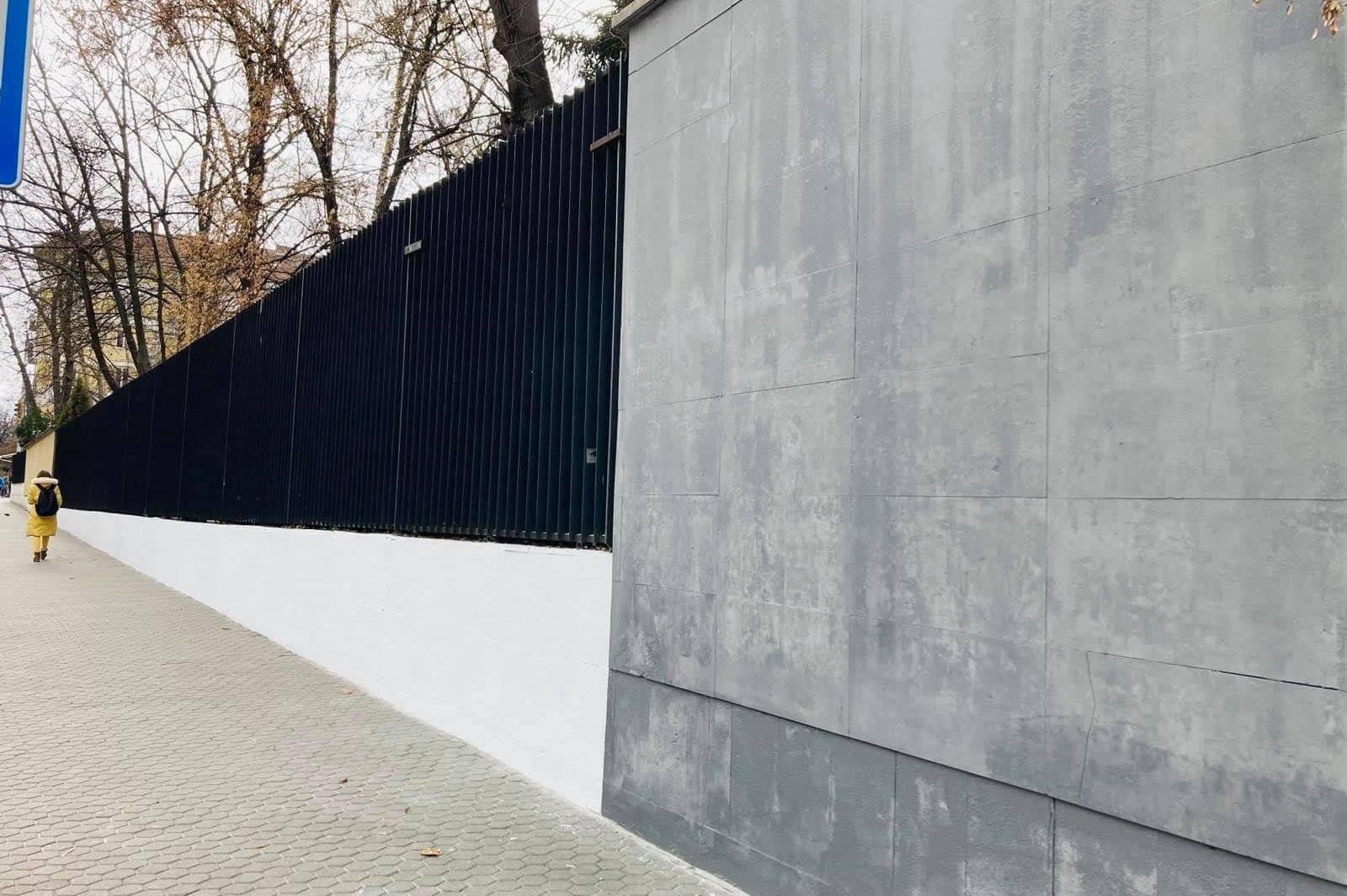 Изчистиха от графити оградата на посолството на Словакия (СНИМКИ)