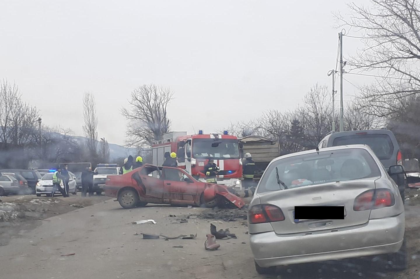 Кола се вряза в камион край битака в София, пострадала е жена (СНИМКИ)