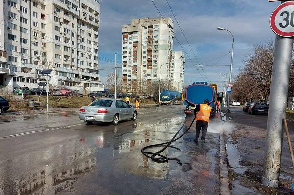 В Люлин мият улиците с йод и белина