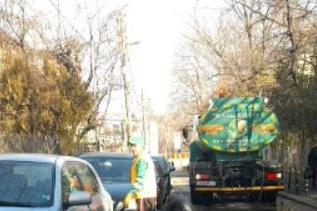 Продължава миенето на улици и булеварди в София