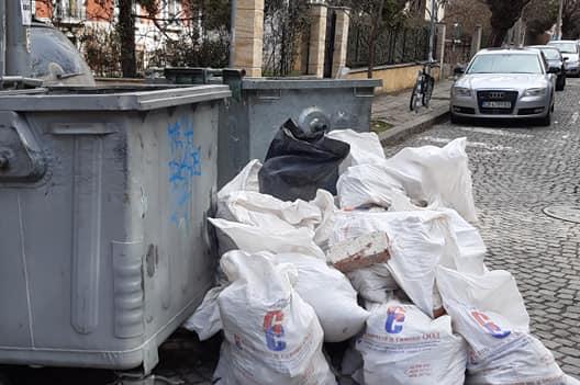 Столичани разхвърлят с бус строителни отпадъци из Лозенец (СНИМКИ)