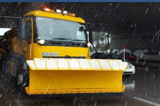 180 снегопочистващи машини обработиха срещу заледяване в София