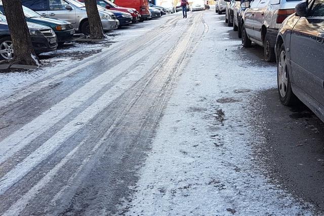 Столичните квартали осъмнаха сковани от лед (СНИМКИ)