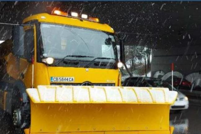 Над 100 снегопочистващи машини обработват срещу заледяване в София