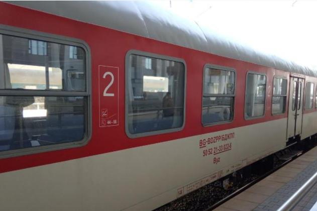 Пожар избухна в локомотива на бърз влак по линията София - Варна