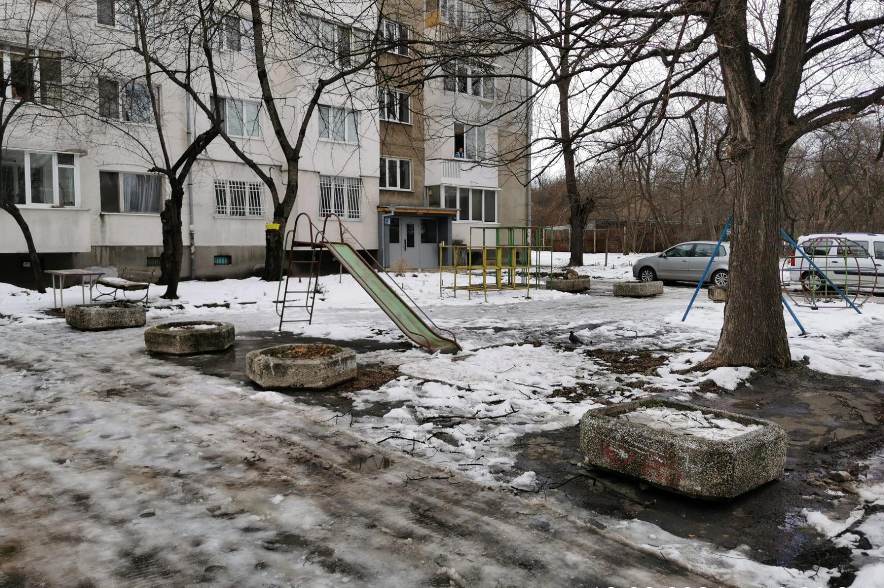 Поставиха 8 кашпи, за да не паркират нарушители в градинка в Илинден (СНИМК