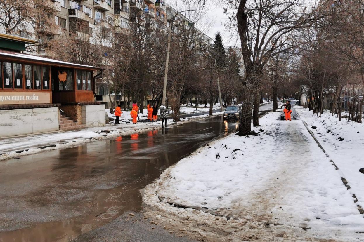 В София продължава почистването на тротоари и регули от сняг (СНИМКИ)