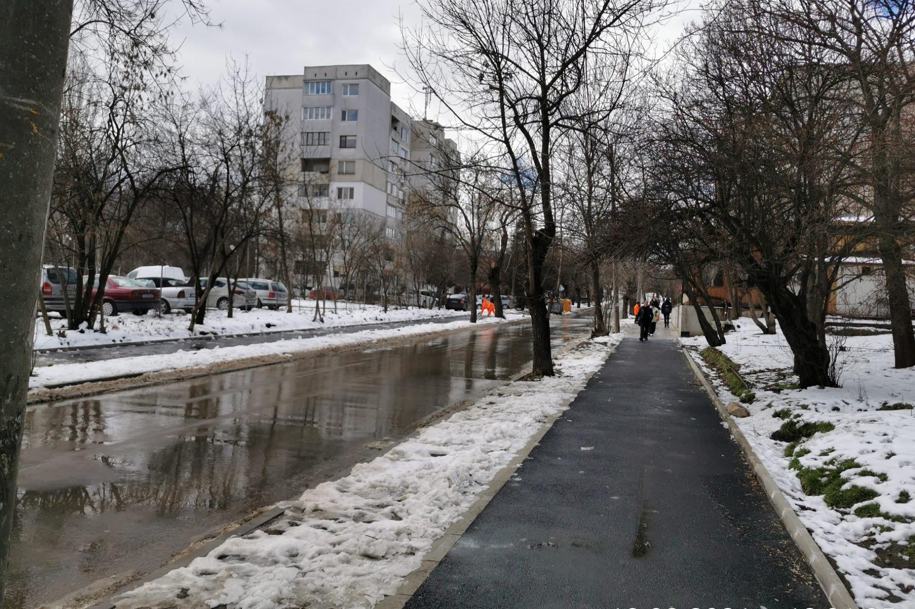В София продължава почистването на тротоари и регули от сняг (СНИМКИ)