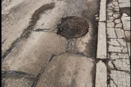 Столичната улица „Юрий Гагарин“ е осеяна с дупки
