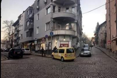 В София премахнаха буса-сергия, паркиран в синя зона