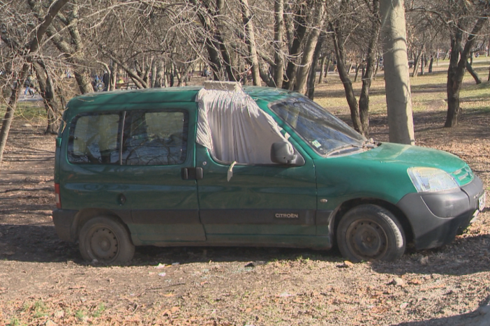 Изоставена кола се превърна в дом за бездомник в софийския парк "Гео Милев"
