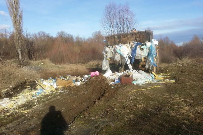 Изчистиха над 4 кубика незаконни отпадъци край село Бусманци