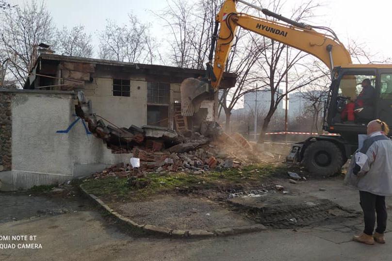 Махнаха изоставена сграда  на улиците "Скопие" и "Иван Йосифов"