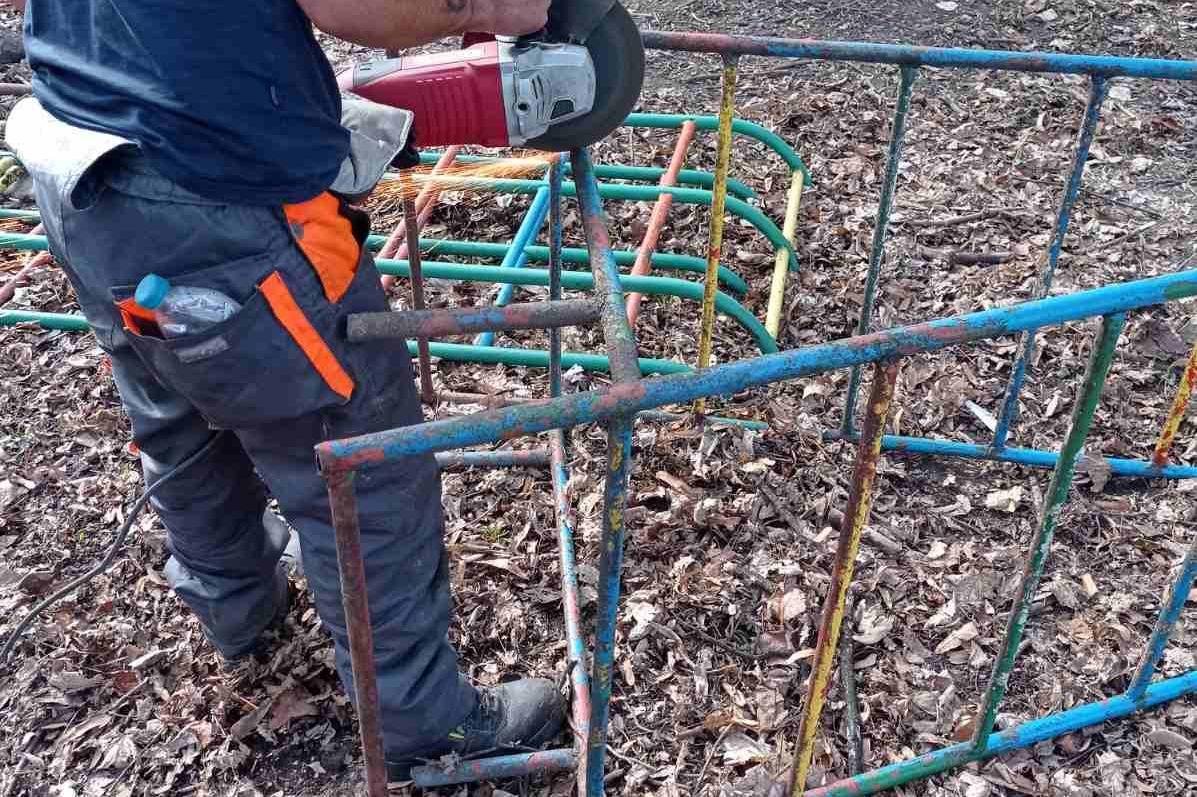 Махнаха бракувани катерушки от детски площадки в "Лозенец"