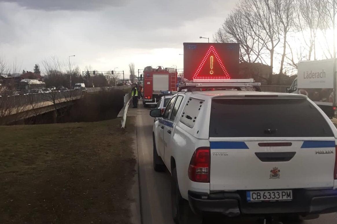 Водолази търсят пострадали от паднал автомобил в р. Лесновска