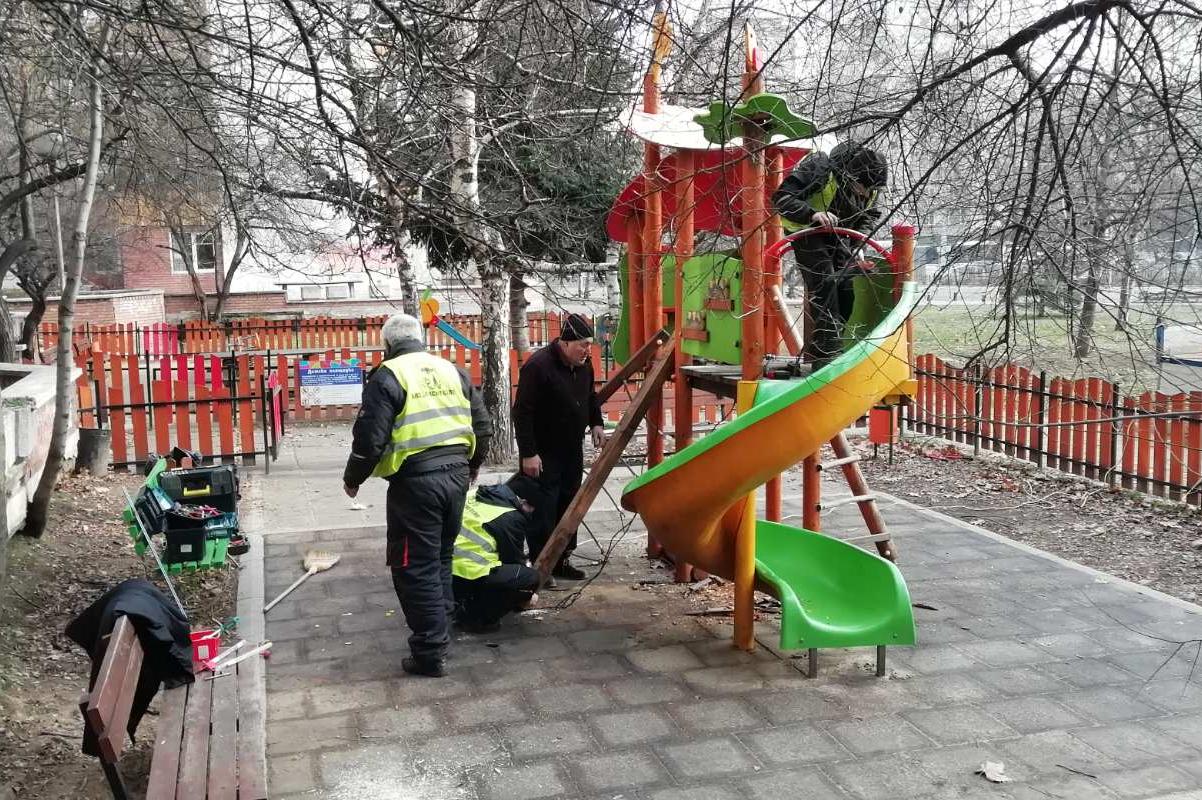 Ремонтираха детската площадка на ул. "20 април"