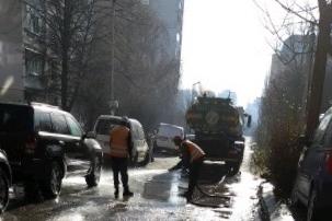 Чистят дъждоприемни шахти в София, мият улици и булеварди