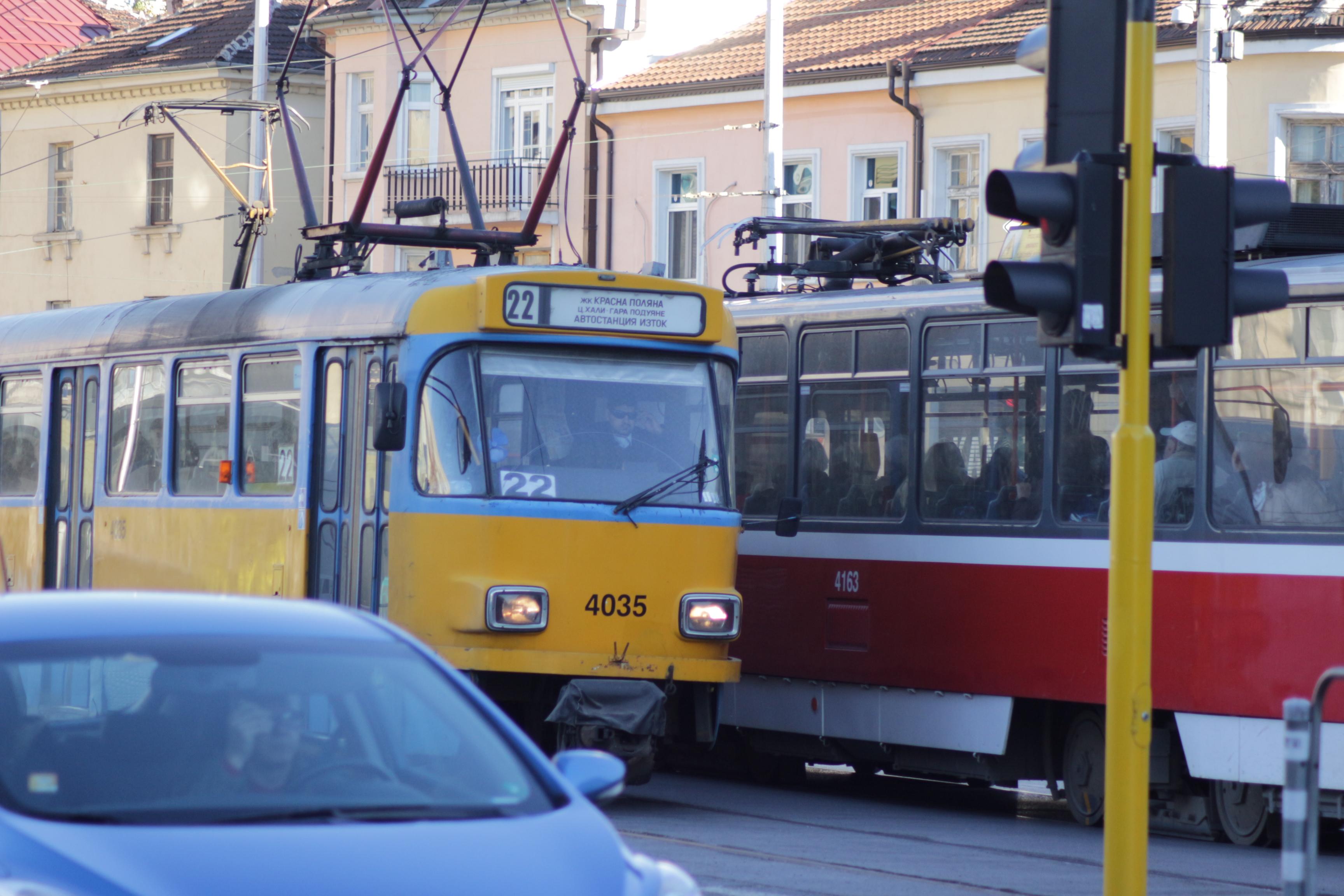 Анализ: В София се наблюдава плавно намаляване на пътуванията с градски тра