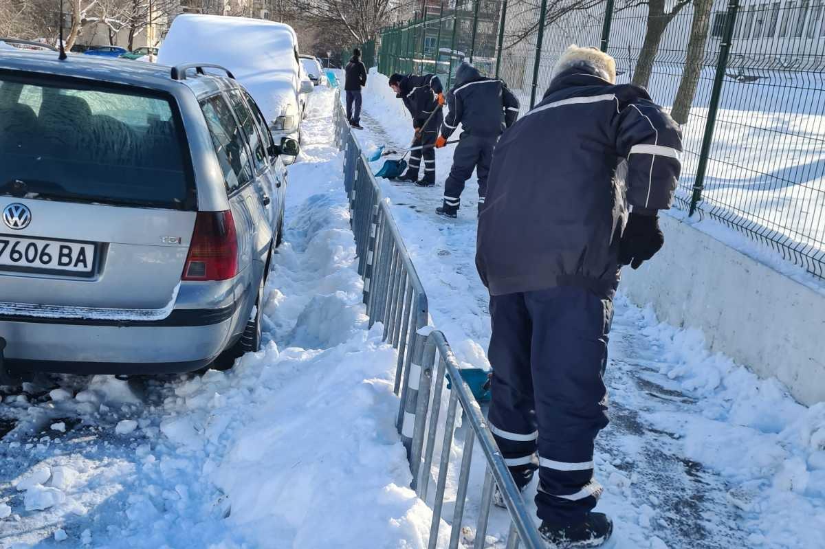 В "Овча купел": Ударно чистене на снега от тротоари при детски градини и уч