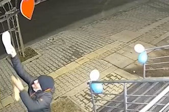 Комична кражба в София: Мъж задигна украсата пред дентална клиника