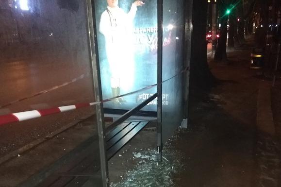Вандали потрошиха спирка на градския транспорт при Центъра по хигиена