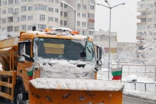 60 снегопочистващи машини обработват със смеси срещу заледяване в София