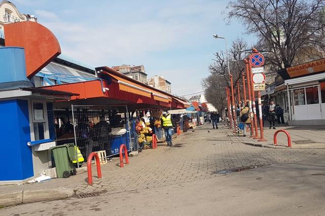 Общинска полиция проверява Женския пазар за спазване на мерките (СНИМКИ)