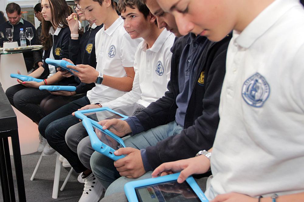 МОН купува 80 000 лаптопи и таблети за ученици в София и страната