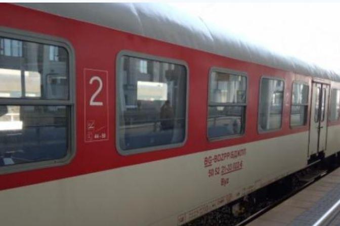 Вандали атакуваха с камъни три влака между гарите Захарна фабрика и Горна б