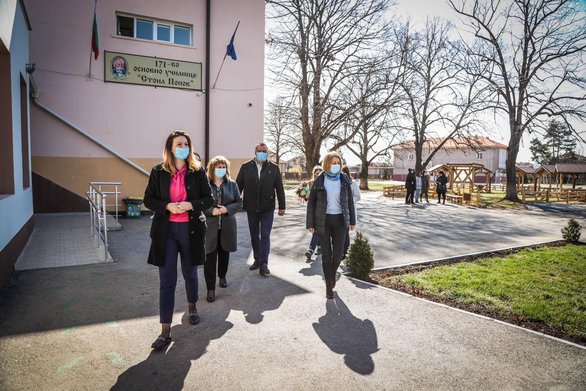 В Нови Искър децата от 171 ОУ „Стоил Попов“ ще учат в класни стаи на открит