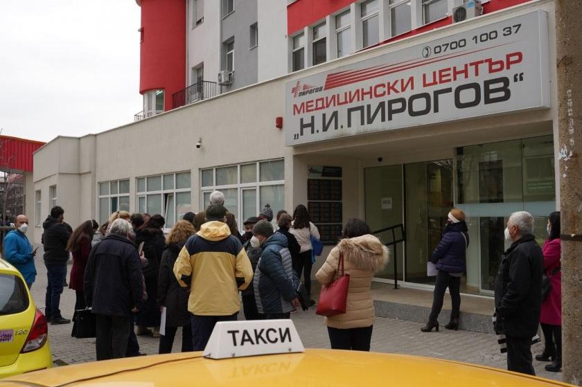 Отново опашки за ваксинация в София